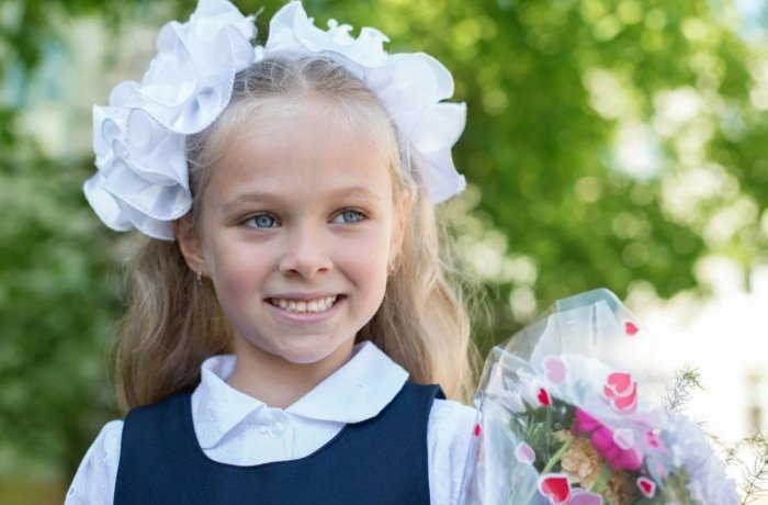 Первоклассница с бантами