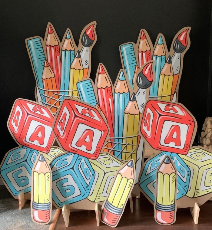 Фотозона из картона школа