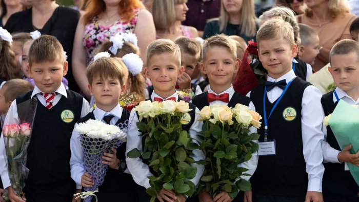 Первоклассник с цветами