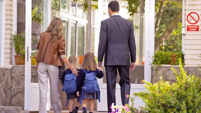 Родители ведут ребенка в школу