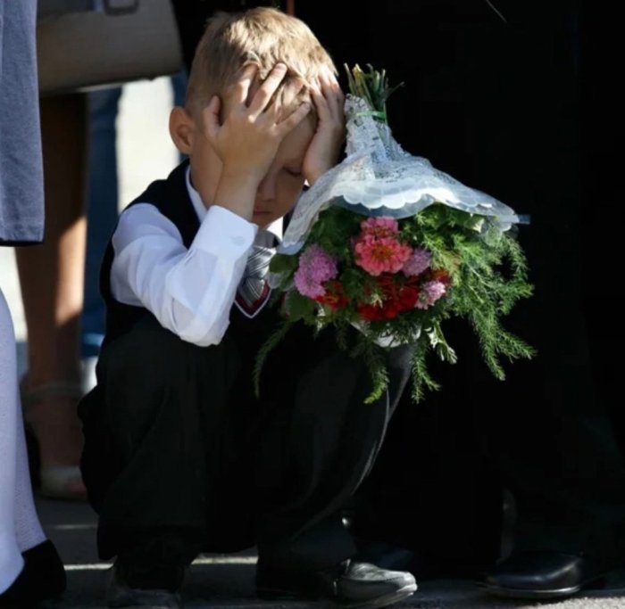 Первоклассник плачет