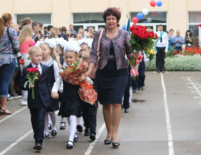 Учитель с первоклашками на линейке