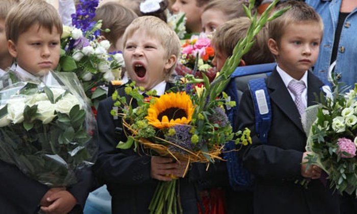 Школьники на линейке