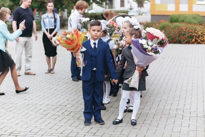 Первоклассница на линейке