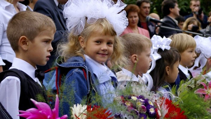 Первоклашки идут в школу