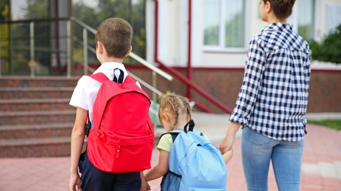 Школьник с портфелем