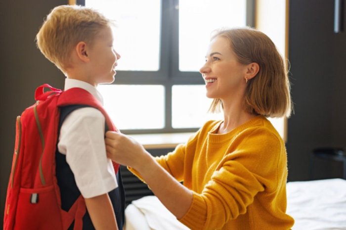 Мама ведет ребенка в школу