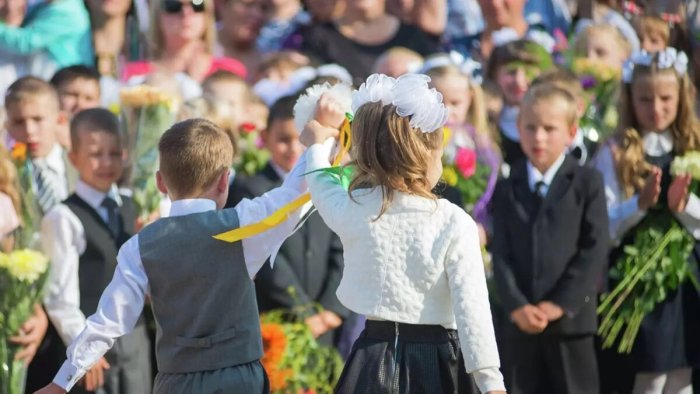 Школьники на линейке