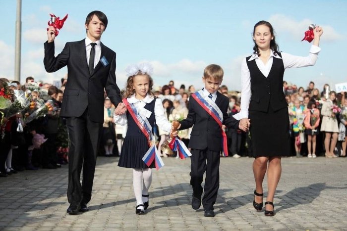 Первоклассница и старшеклассник