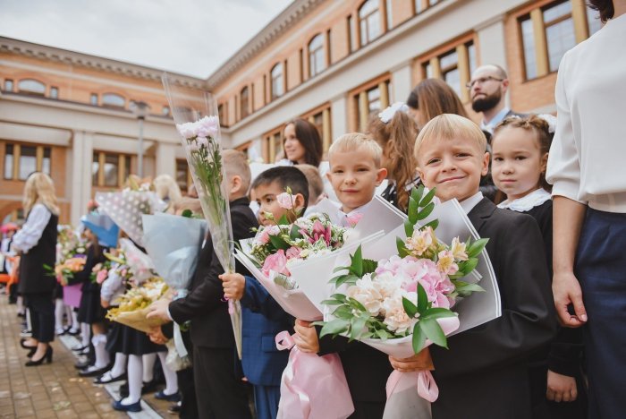 Первоклассники на линейке