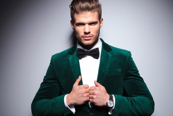 Мужчина в костюме с бабочкой