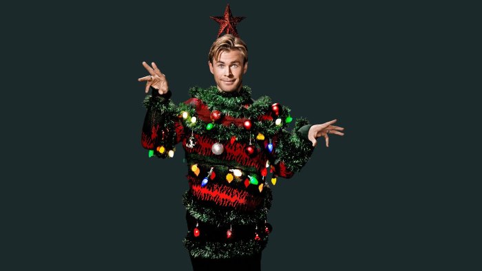 Человек в костюме елки
