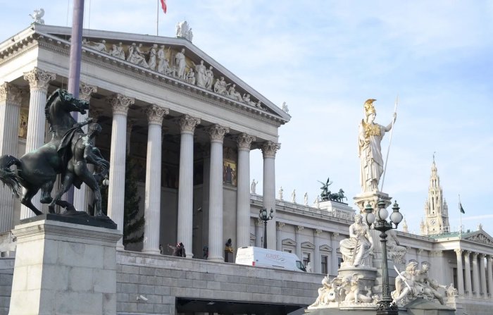 Вена парламентский дворец статуя Афины
