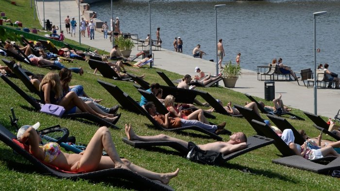 Загорают в парке Горького