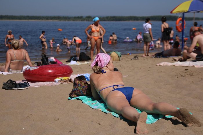 Люди на пляже Россия