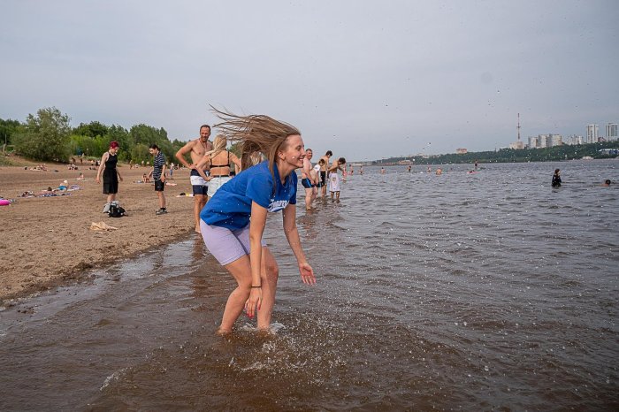 Девушки на городском пляже