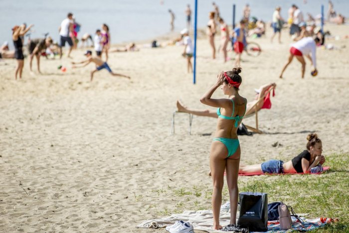 Девушки на городском пляже