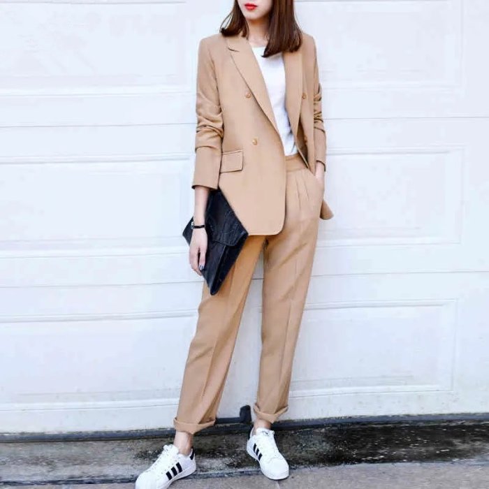 Девушка в классическом костюме