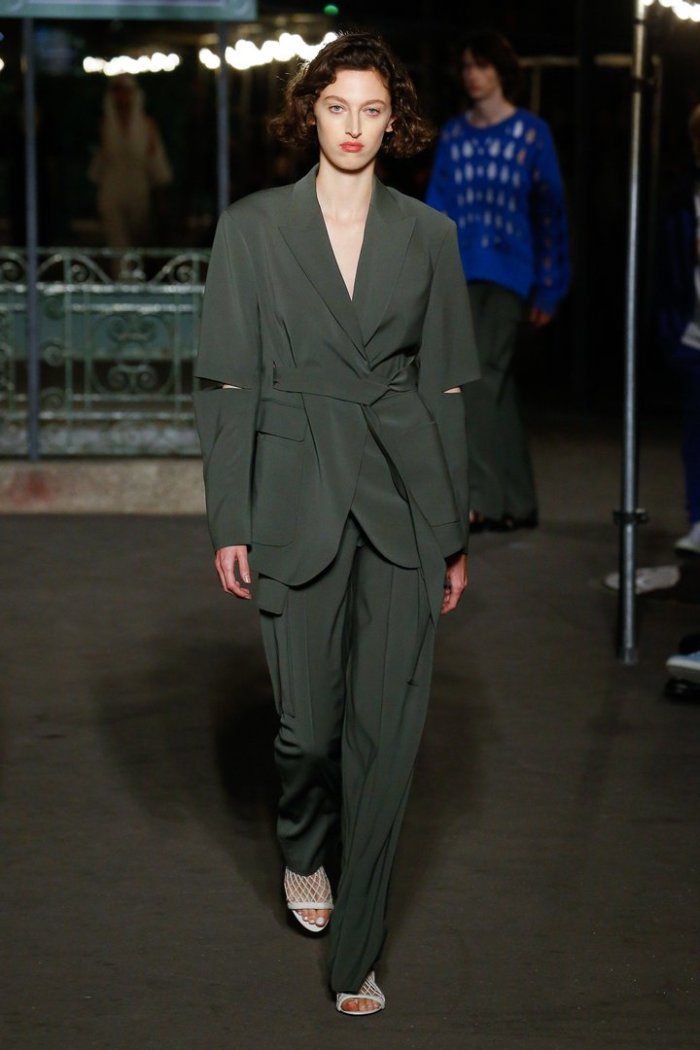 Белла Хадид в брючном костюме