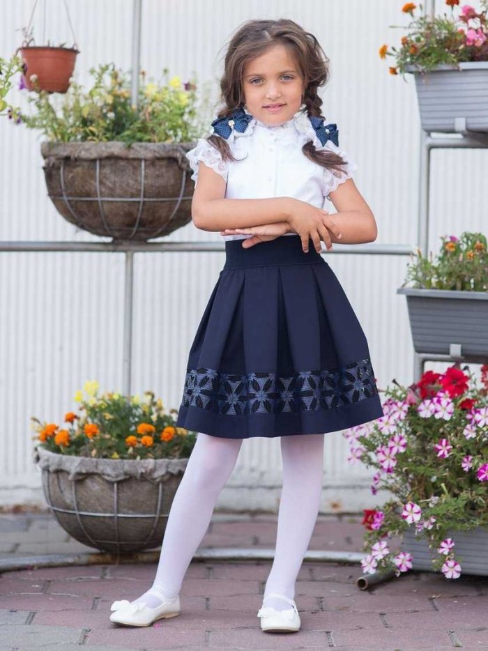 Первоклассница в юбке