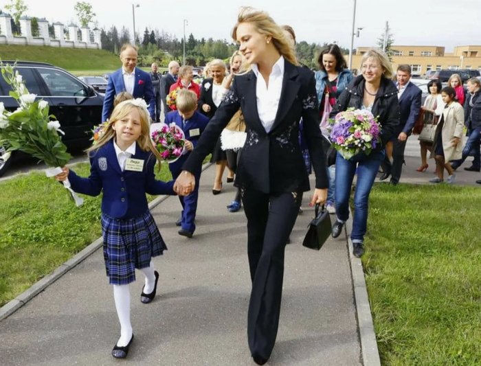 Первоклассника ведут в школу