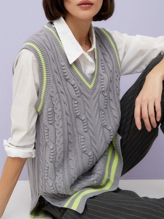 Вязаная жилетка с водолазкой