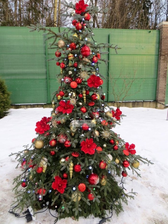 Уличная елка наряженная домашняя