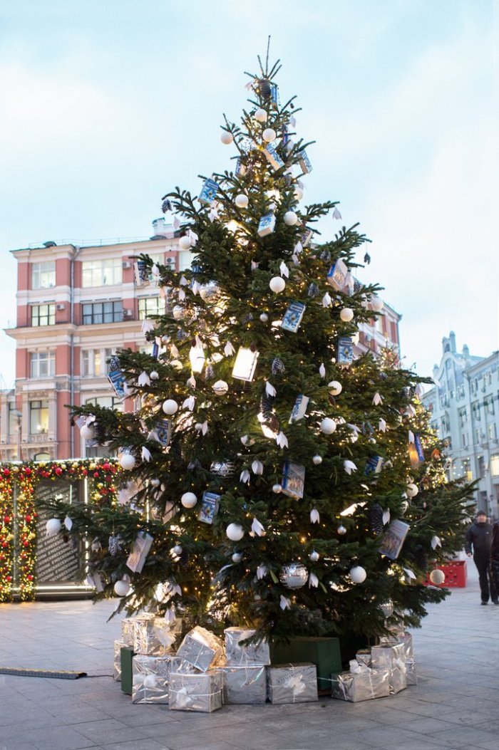 Новогодняя елка на улице