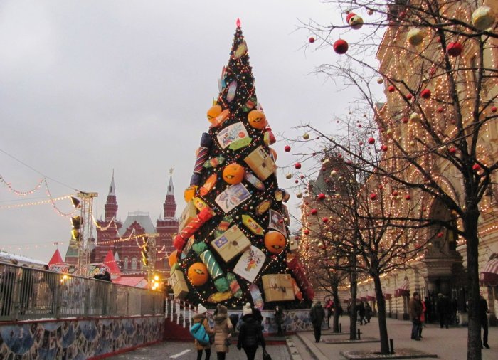 Украшают новогоднюю елки на улице