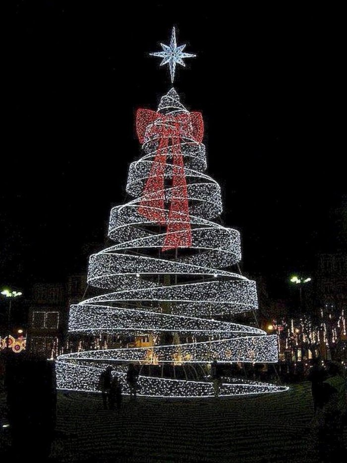 Рождественская уличная елка