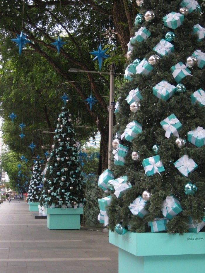 Наряженная елка на улице