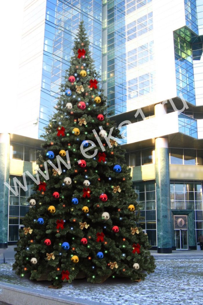 Уличная елка украшенная