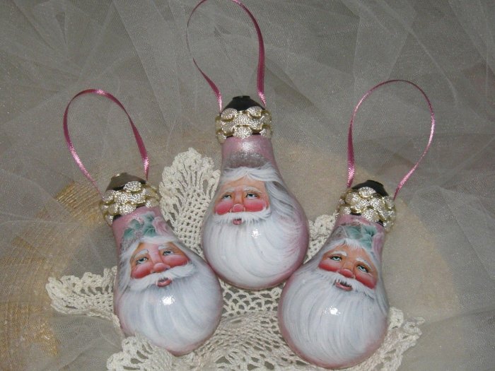 Новогодние игрушки из лампочек