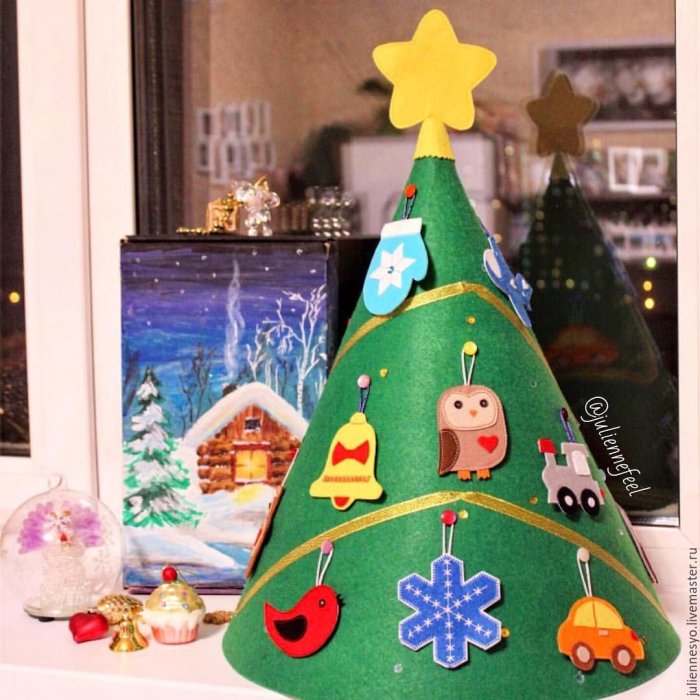 Конусная елка из фетра