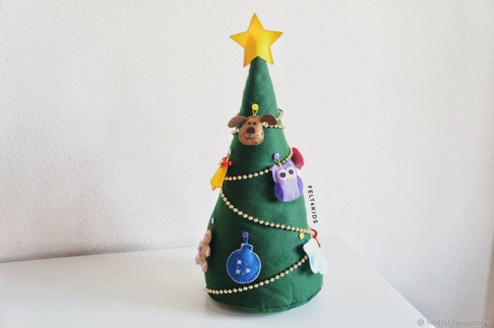 Конусная елка из фетра