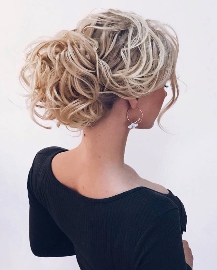 Причёски на средние волосы пучок с локонами