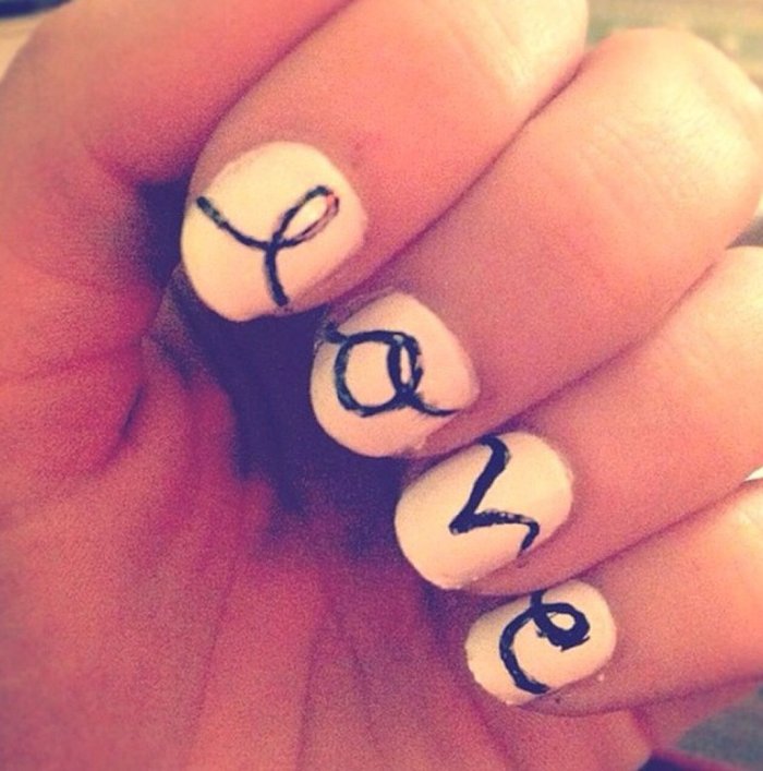 Маникюр на короткие ногти с надписью Love