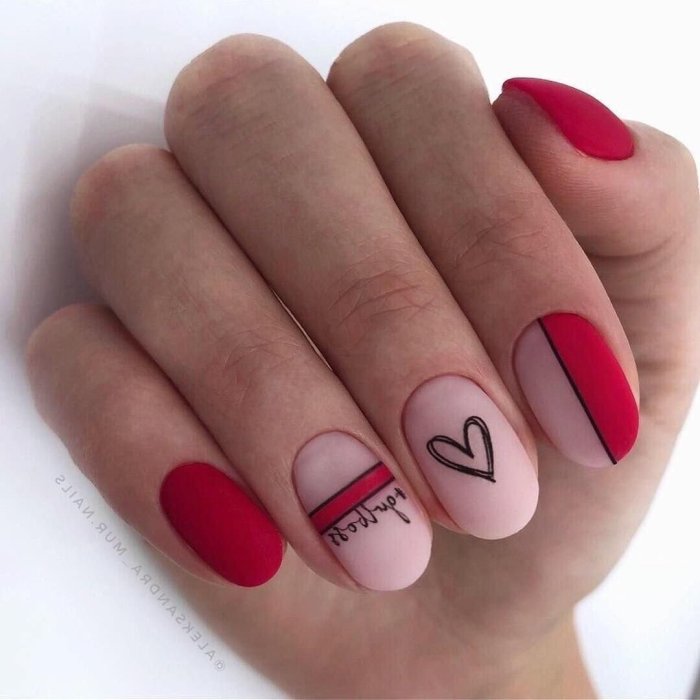 Красный маникюр с надписями