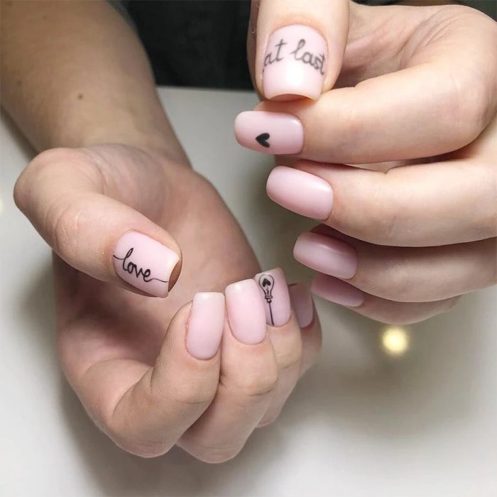 Ногти с надписью Love