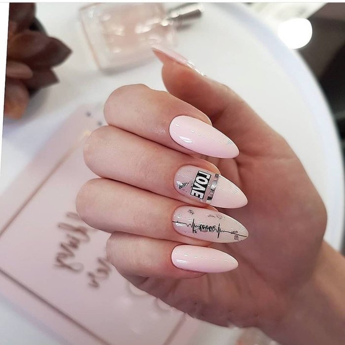 Маникюр миндаль с надписями