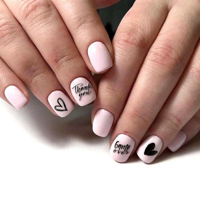 Красивый маникюр с надписями