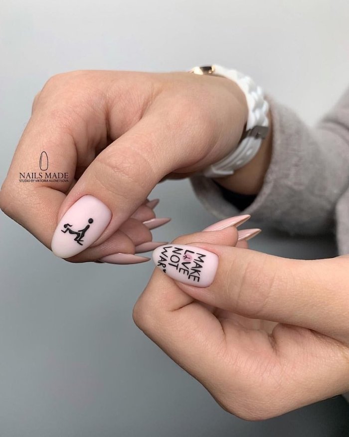 Маникюр с надписями на ногтях