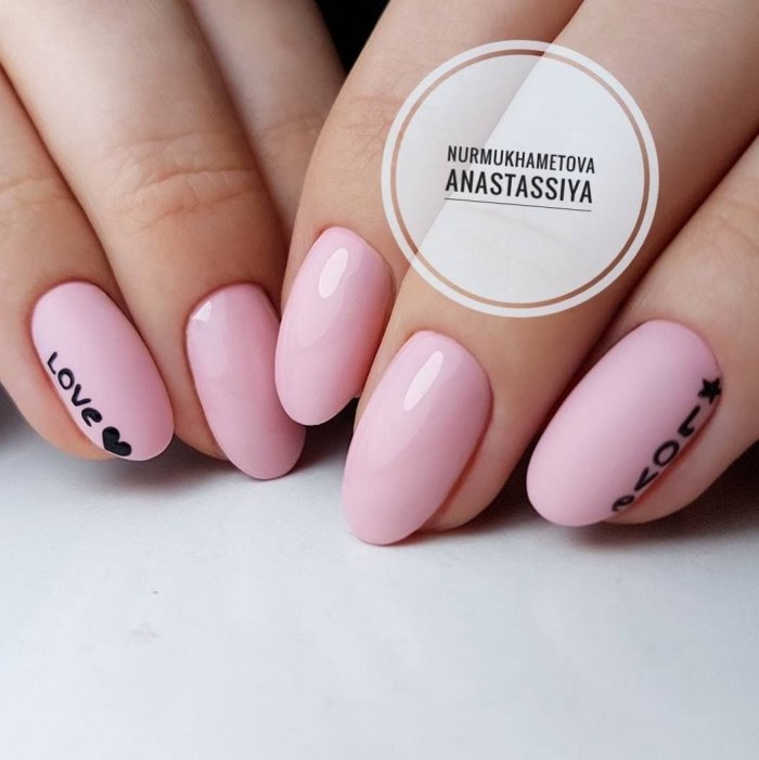 Маникюр с надписями на ногтях