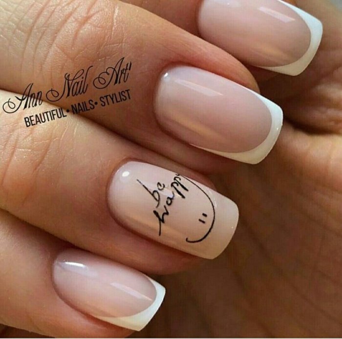 Французский маникюр с надписями