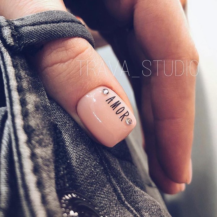 Amore на ногтях надпись