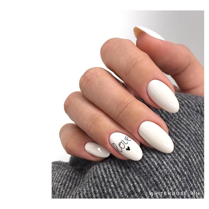 Белые ногти с надписями