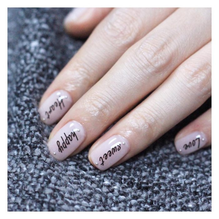 Маникюр дизайн с надписями