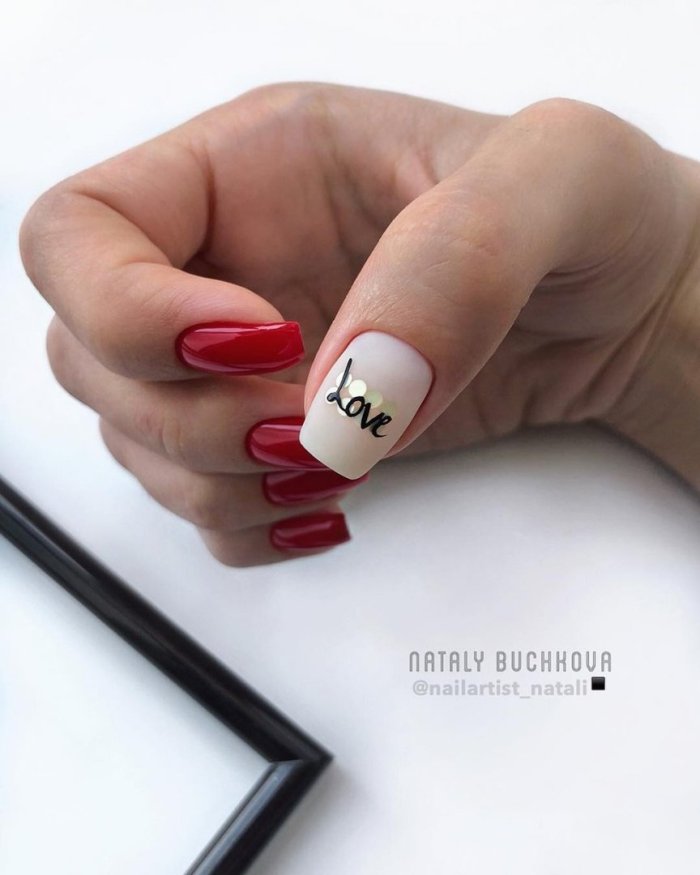 Маникюр с надписями на ногтях
