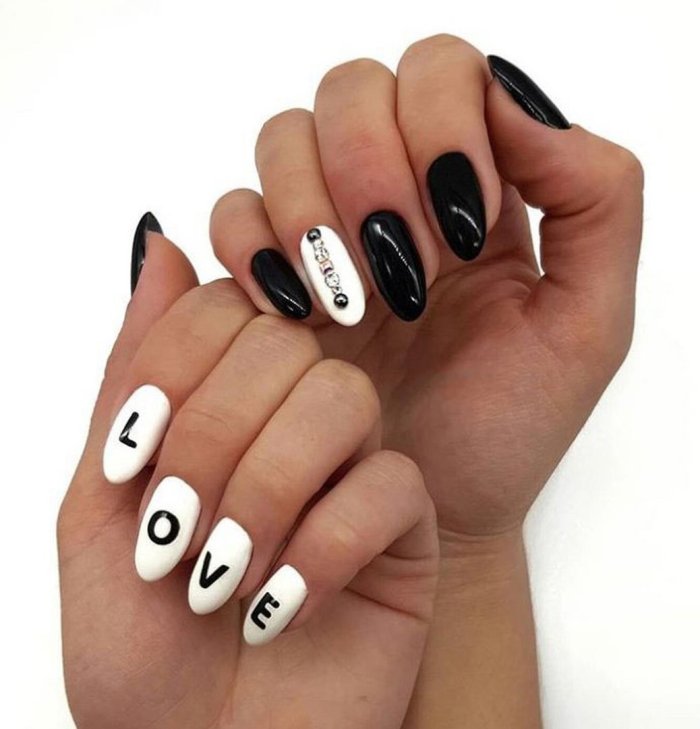 Черно белый маникюр