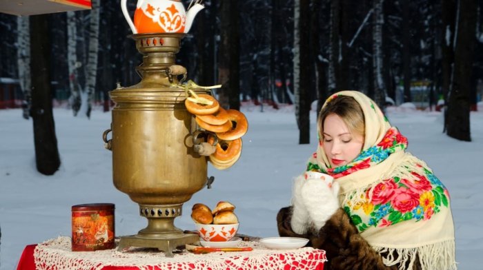 Стол с самоваром и блинами